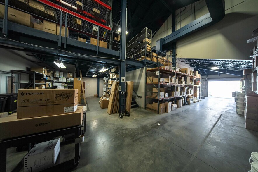 More Photos Of 3770 Dixie Hwy, Waterford Showroom For Sale