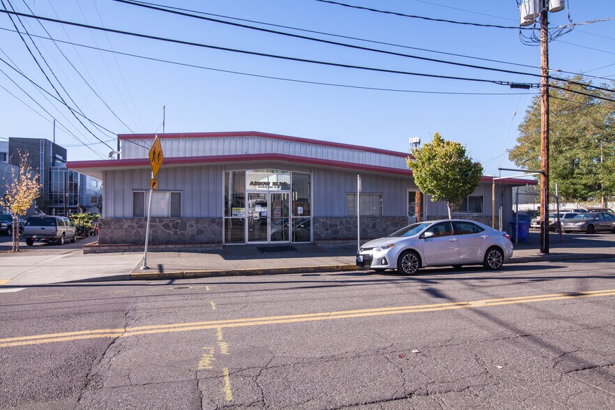 More Photos Of 3455 SE 21st Ave, Portland Service For Sale