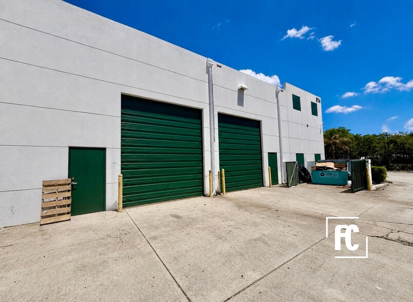 More Photos Of 574 NW Mercantile Pl, Port Saint Lucie Warehouse For Lease