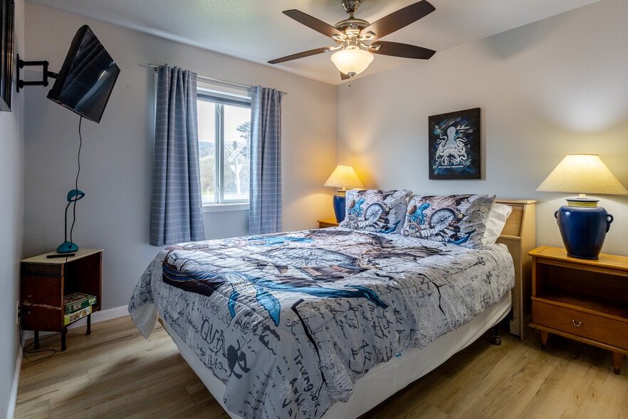 More Photos Of 105 S 6th Ave, Rockaway Beach Hotel For Sale