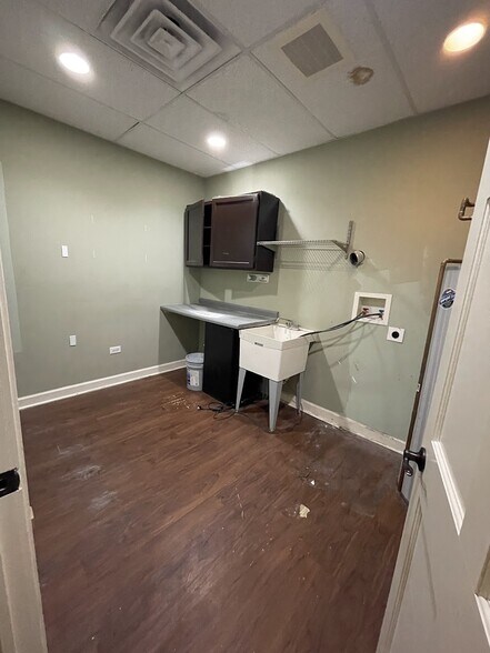 More Photos Of 570 N Schmale Rd, Carol Stream Storefront For Lease