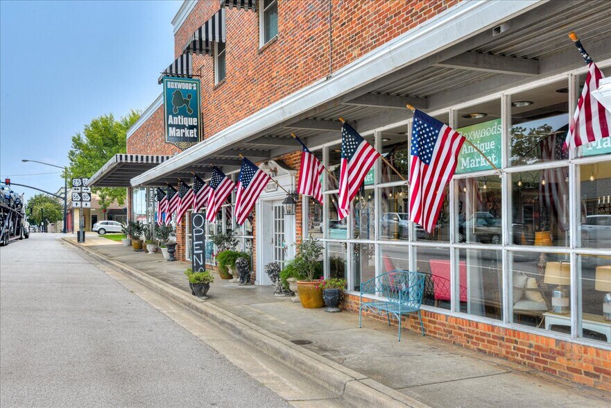 More Photos Of 114 W 6th St, Waynesboro Showroom For Sale
