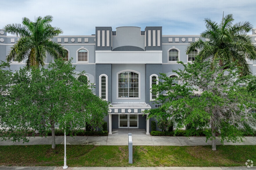 More Photos Of 625 Tamiami Trl N, Naples Medical For Lease