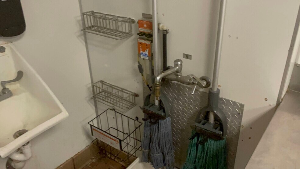 More Photos Of 17431 Dix Rd, Melvindale Fast Food For Lease