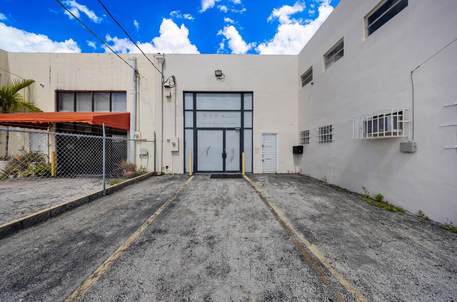 More Photos Of 2056 NW 23rd Ave, Miami Flex For Lease