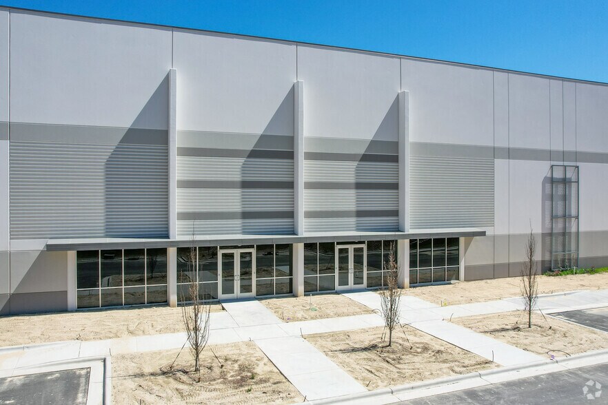 More Photos Of 560 Hinton Oaks Blvd, Knightdale Warehouse For Lease