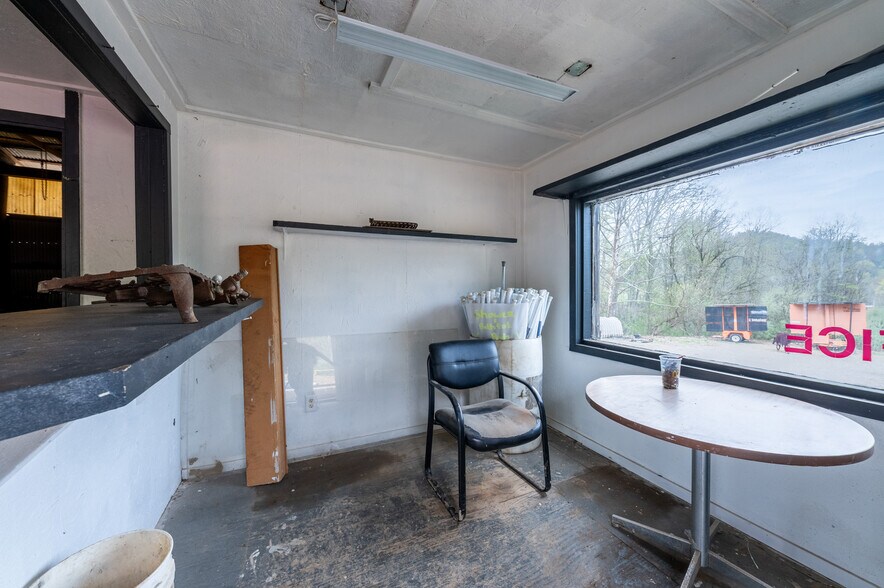 More Photos Of 708 Hawk hwy, Lost Creek Warehouse For Sale