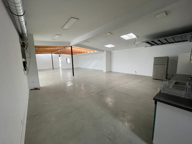 More Photos Of 1020 Pico Blvd, Santa Monica Storefront Retail Office For Lease