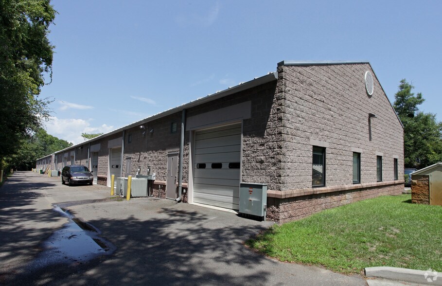More Photos Of 612 Johnnie Dodds Blvd, Mount Pleasant Showroom For Lease