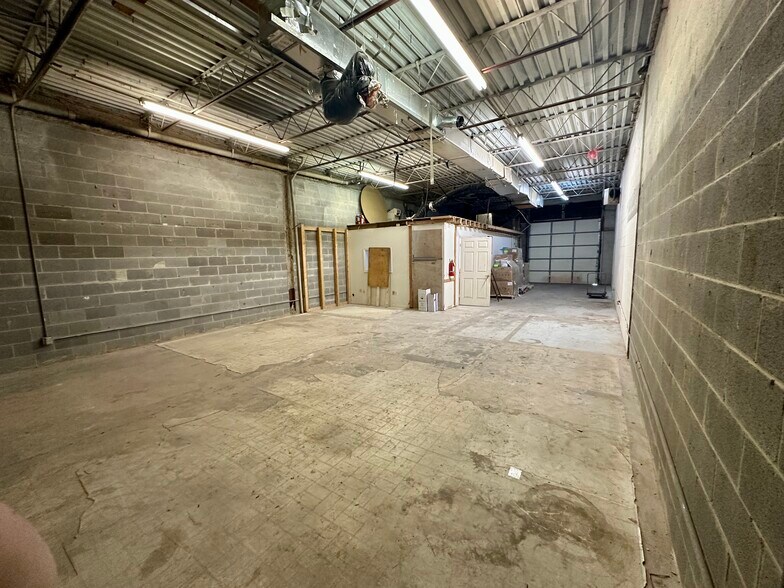 More Photos Of 7501-7537 Gary Rd, Manassas Warehouse For Lease