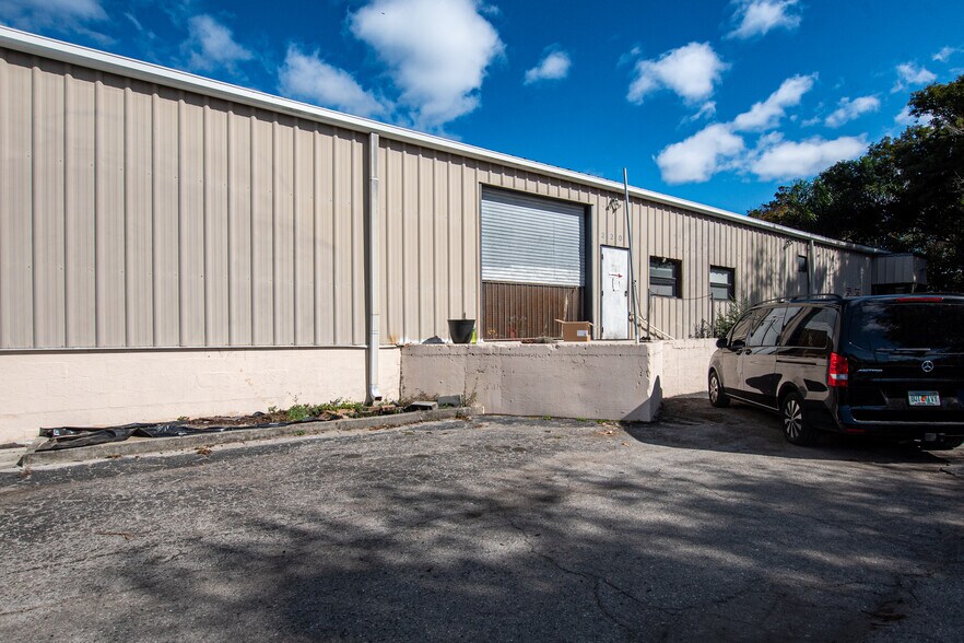 More Photos Of 220 Davenport Blvd, Davenport General Retail For Sale