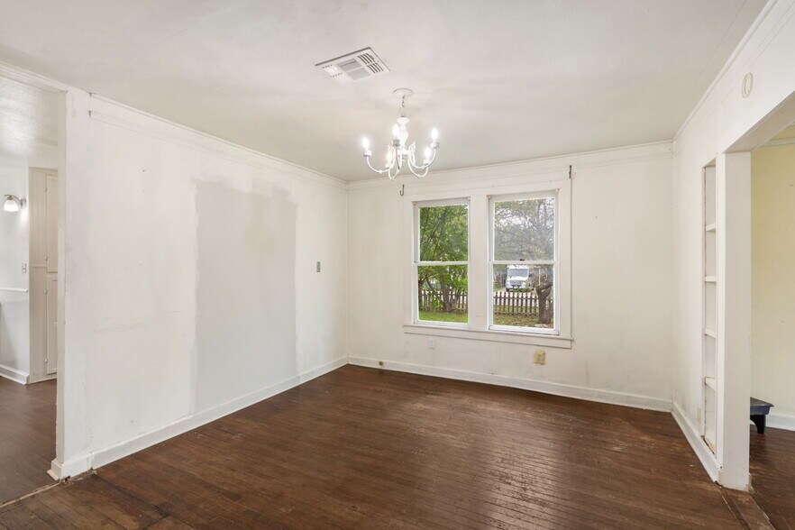 More Photos Of 200 Elm St, Buda Office For Sale