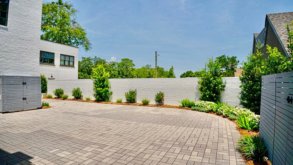 More Photos Of 152 N Section St, Fairhope Storefront Retail Residential For Sale