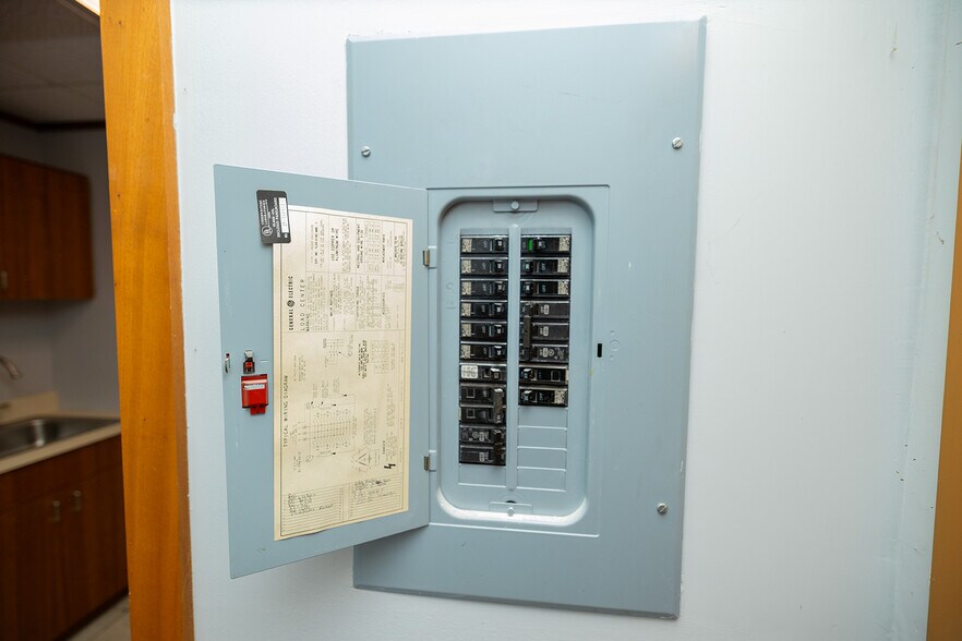 More Photos Of 1020 N Main St, Wichita Medical For Sale