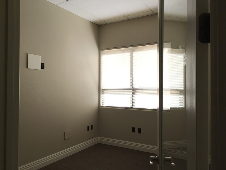 More Photos Of 2575 Montessouri St, Las Vegas Loft Creative Space For Lease