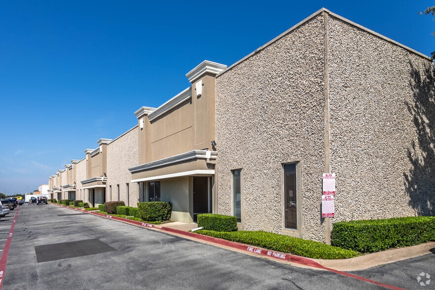 Primary Photo Of 4117-4135 Lindbergh Dr, Addison Light Manufacturing For Lease