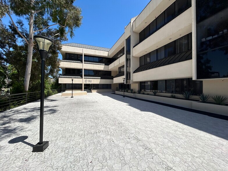 More Photos Of 22144 Clarendon St, Woodland Hills Office For Lease