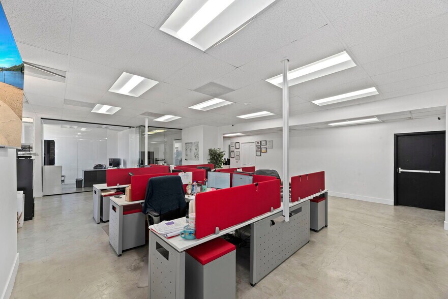More Photos Of 22736 Vanowen St, Woodland Hills Office For Lease