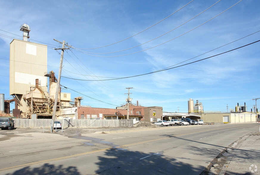 More Photos Of 10352 Franklin Ave, Franklin Park Cement Gravel Plant For Sale