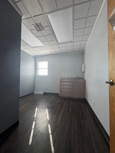 More Photos Of 200 E Main St, Smithtown Office For Lease