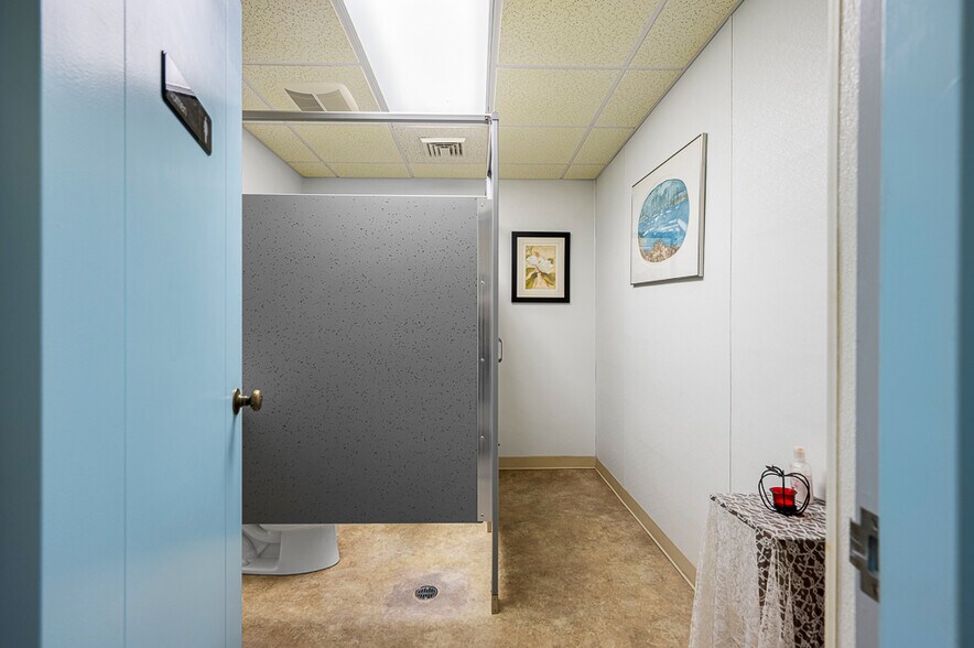 More Photos Of 27 Brandes St, Webster Office For Sale