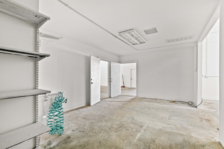 More Photos Of 11834-11836 Vose St, North Hollywood Warehouse For Lease