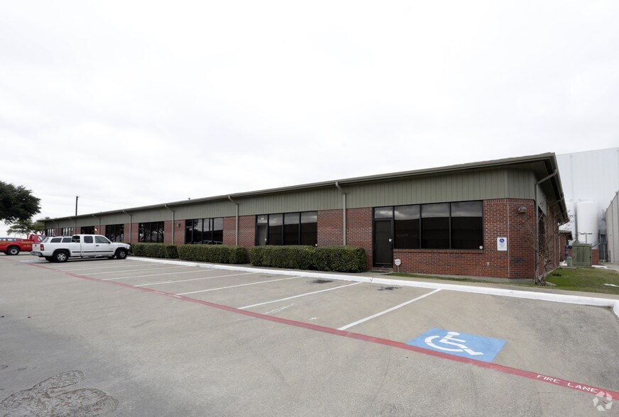 More Photos Of 2110 Wall St, Garland Showroom For Lease