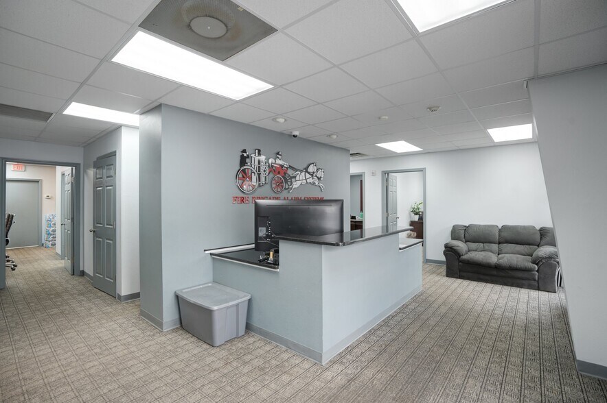 More Photos Of 1882 Porter Lake Dr, Sarasota Light Manufacturing For Sale