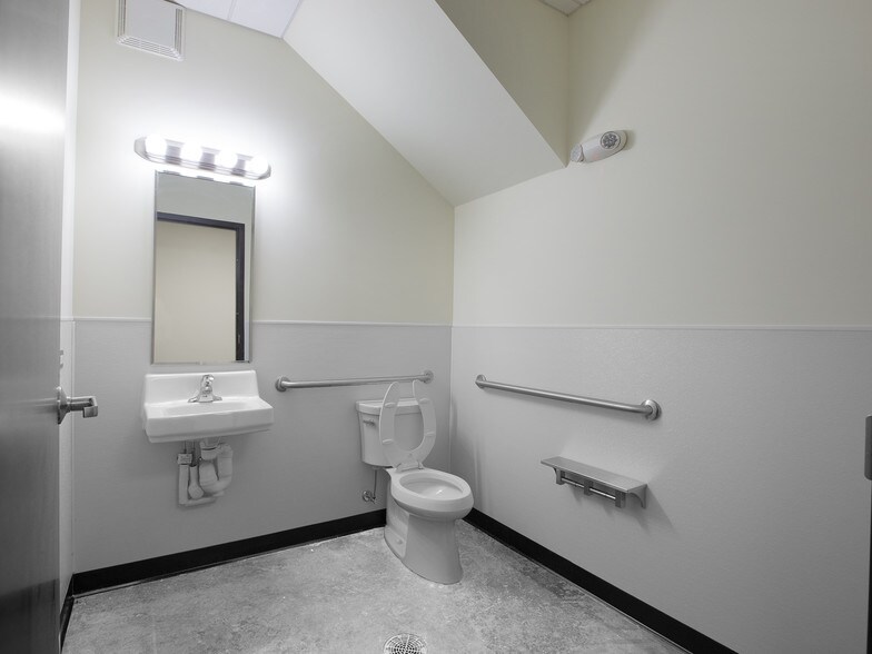 More Photos Of 2300 Wisconsin Ave, Downers Grove Warehouse For Lease