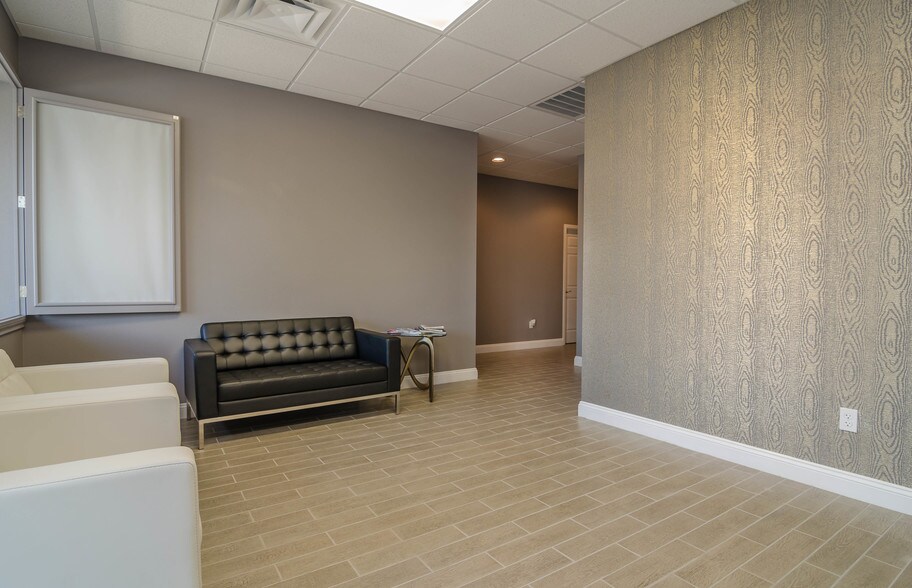 More Photos Of 4960-4962 Royal Gulf Cir, Fort Myers Medical For Lease