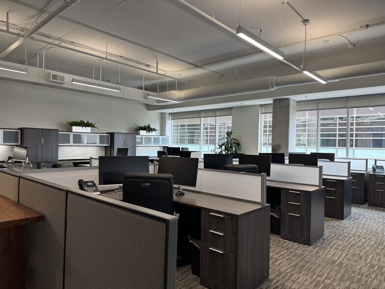 More Photos Of 100 W Washington St, Greenville Office For Lease