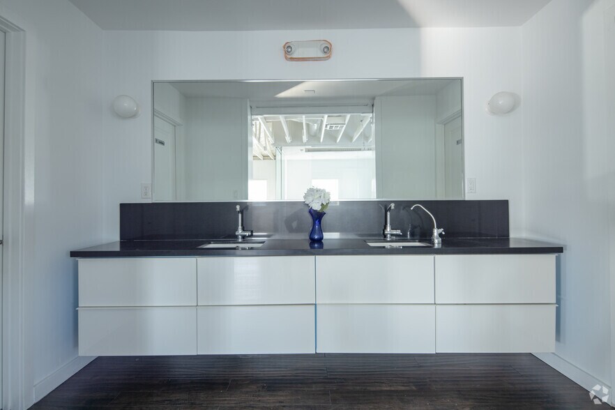 More Photos Of 900 N Western Ave, Los Angeles Showroom For Sale