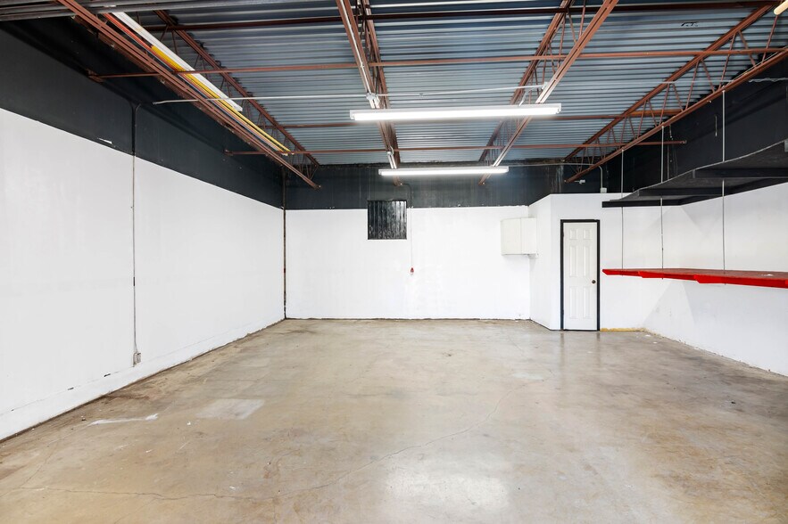 More Photos Of 4064 N Panam Expy, San Antonio Light Distribution For Sale