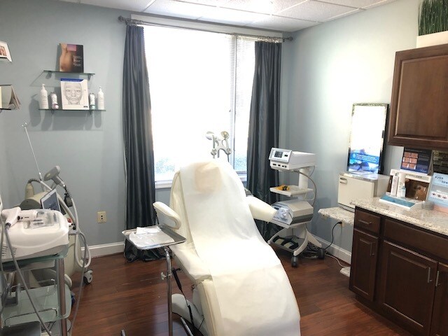 More Photos Of 44125 Woodridge Pky, Lansdowne Office For Sale