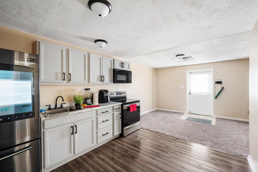 More Photos Of 614 E Streeter Ave, Muncie Office For Sale