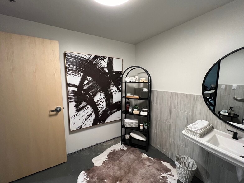 More Photos Of 5725 Stables Way, Alpharetta Showroom For Sale