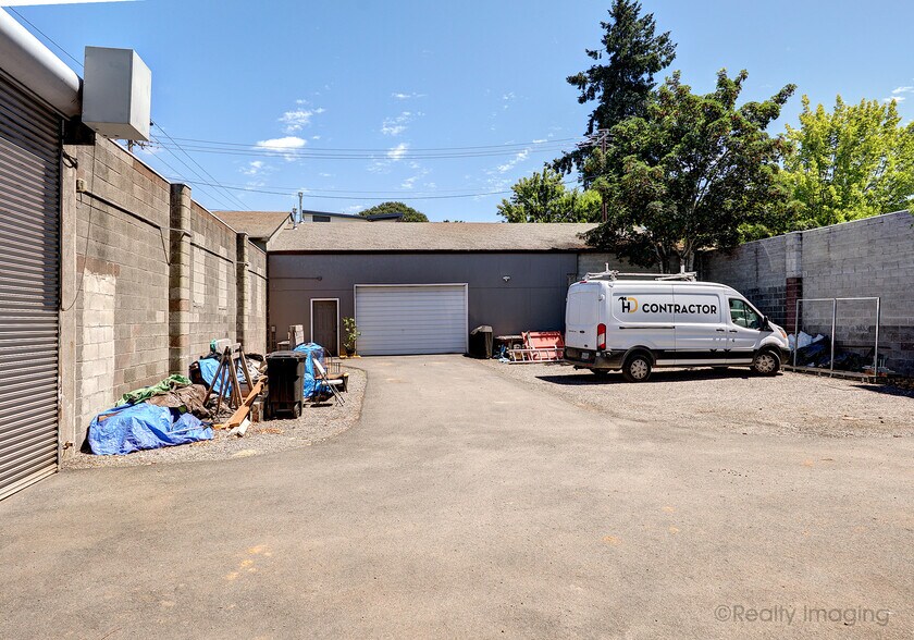 More Photos Of 1201 W Fourth Plain Blvd, Vancouver Flex For Sale