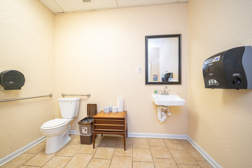 More Photos Of 1015 McCann Rd, Longview Office For Sale