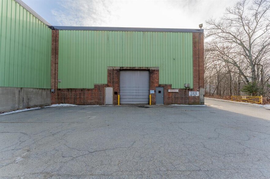 More Photos Of 30 Harris St, Putnam Warehouse For Lease