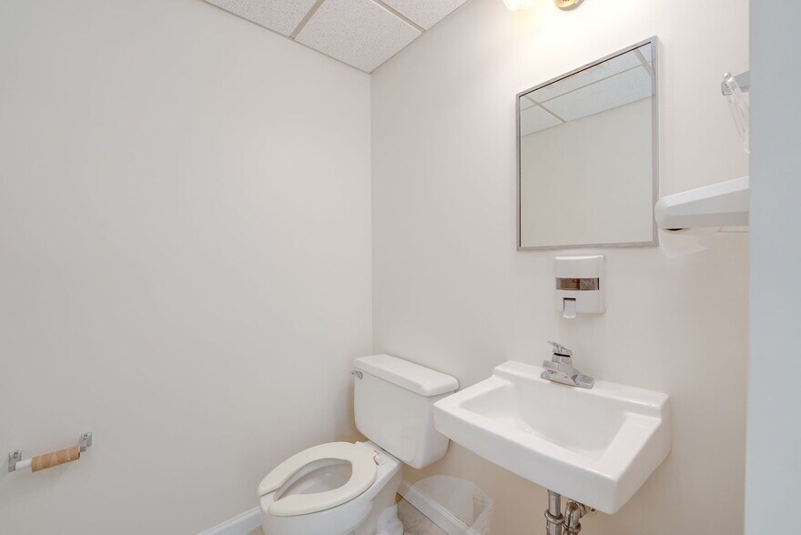 More Photos Of 8303 Arlington Blvd, Fairfax Medical For Sale