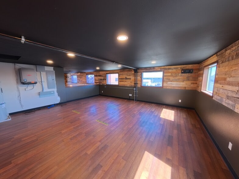 More Photos Of 611 NE Jackpine Ct, Redmond Distribution For Lease