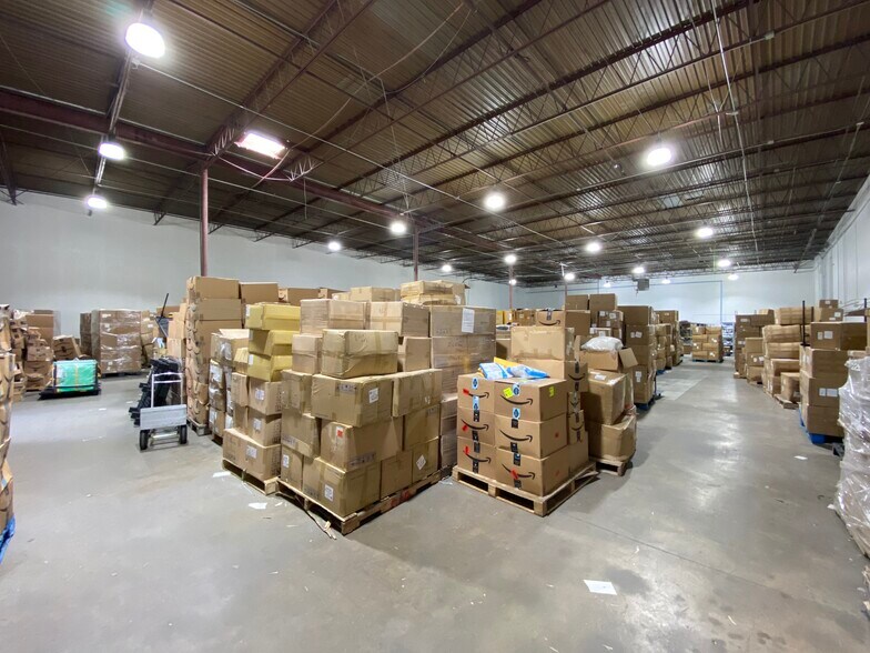 More Photos Of 4101-4103 Lindbergh Dr, Addison Warehouse For Lease