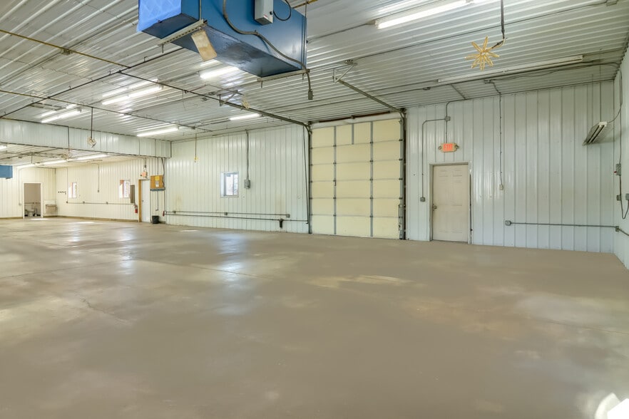 More Photos Of 125 S Industrial Dr, Buckley Distribution For Lease
