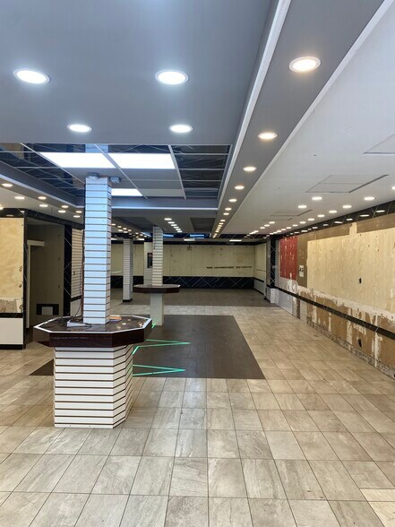 More Photos Of 3701-3712 82nd St, Jackson Heights General Retail For Lease