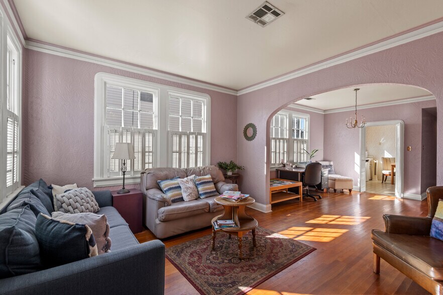 More Photos Of 405 N Causeway Blvd, Metairie Freestanding For Sale