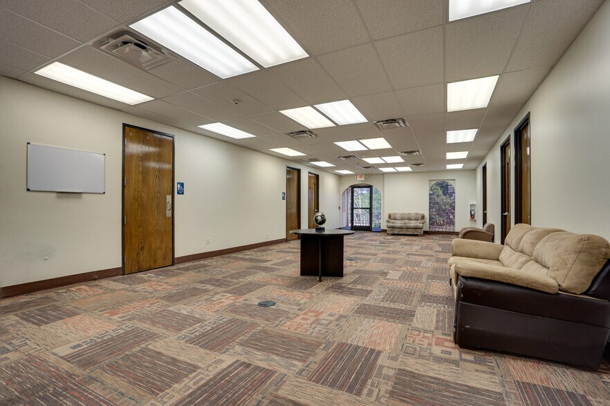 More Photos Of 8855 N Stemmons Fwy, Dallas Office For Sale