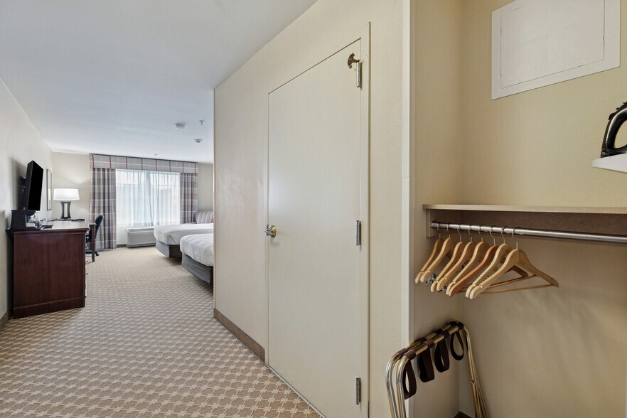 More Photos Of 130 Holiday Blvd, Covington Hotel For Sale