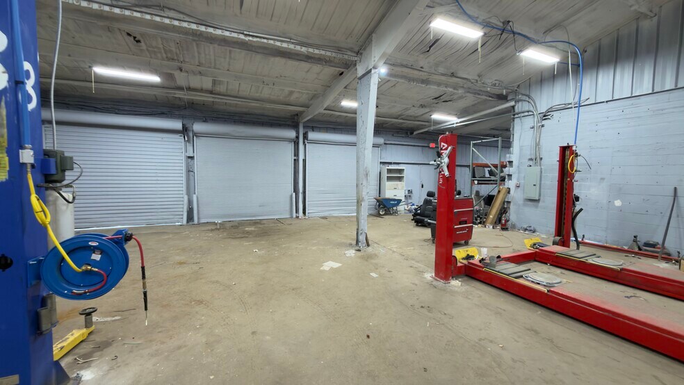 More Photos Of 2800 Delano St, Pensacola Warehouse For Lease