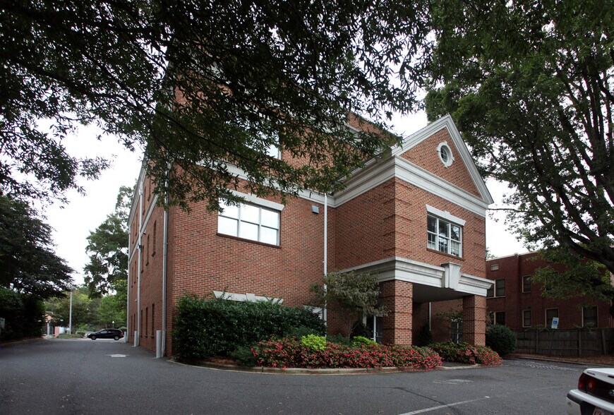 More Photos Of 817 E Morehead St, Charlotte Office For Lease