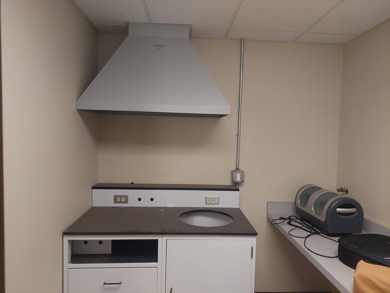 More Photos Of 18511 Sherman Way, Reseda Medical For Lease